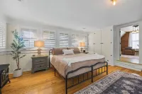Tower House Inn: Charming 3BD/2.5BA BNB w/Private Parking & Walk to Downtown