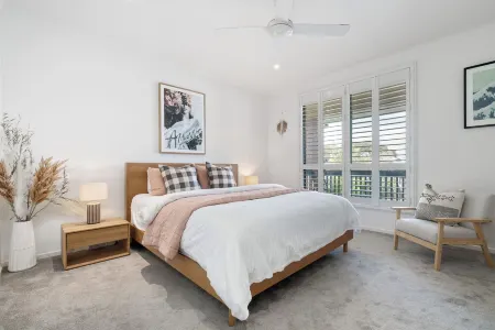 Luxurious multi-family retreat by the surf