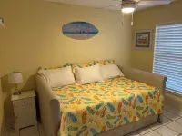 3-bedroom house in marvelous New Smyrna Beach with WiFi, AC Hotel a New Smyrna Beach