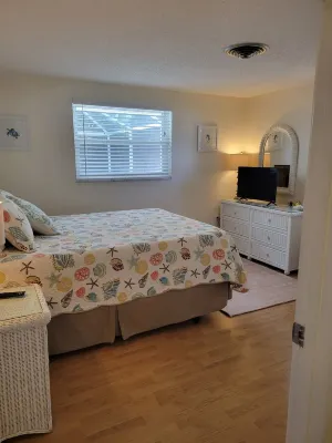 Charming 3-bedroom house in quaint Venice with heated pool! Hotels in South Venice