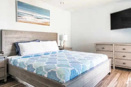 Cozy Beachfront Bliss with Ocean Views Отели рядом с достопримечательностью «Destin FL Rentals»