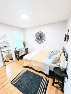 Three-Bedroom Apt, 1st Floor, Close to Downtown