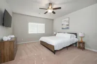 Spacious 4-bedroom house in a phenomenal location Hotels near River Walk