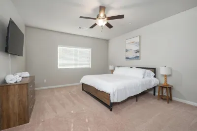 Spacious 4-bedroom house in a phenomenal location Hotels near River Walk