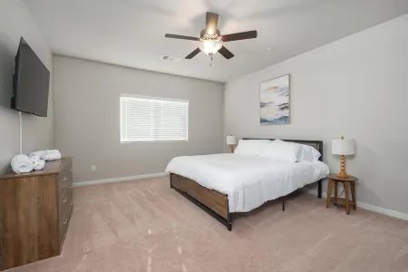 Spacious 4-bedroom house in a phenomenal location Отели рядом с достопримечательностью «River Walk»