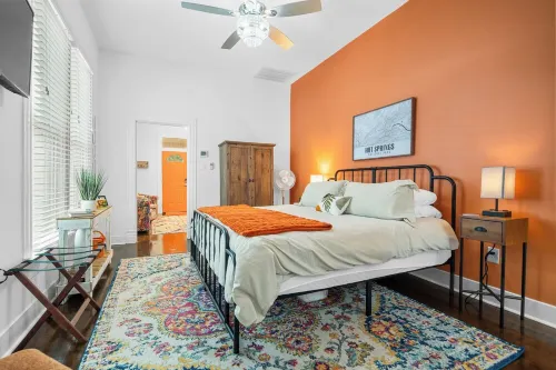 The Tangerine - Walk to Restaurants, Shops, Bars!