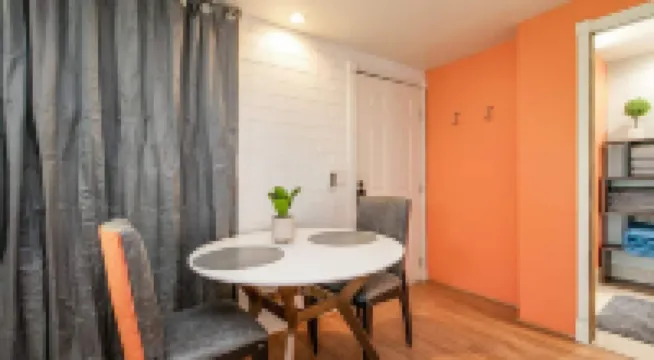 Bright & Cozy Mid Town Zen Yard Studio!