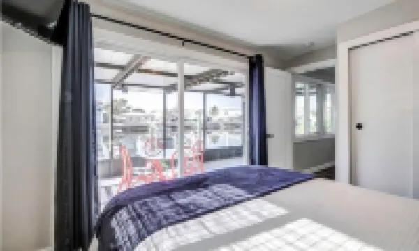 Tidewater: Bring your boat, backyard beach,kayaks.