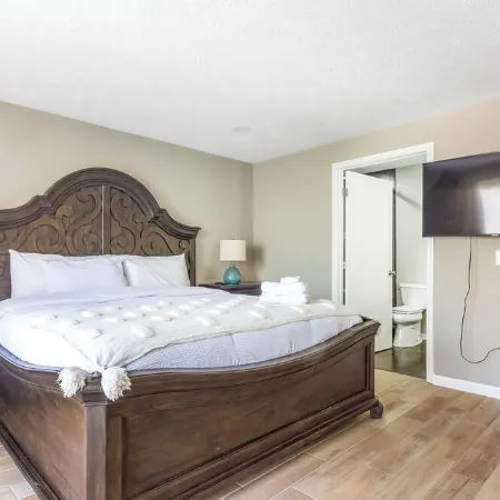 NEW Contemporary Downtown Loft Walk Everywhere