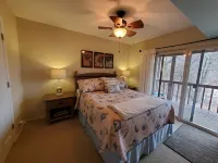 Hojo's-Lakefront-Lakeview Home in a Private Setting-Marina Nearby-Community Pool Hotels in Township 1