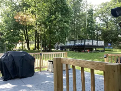 Pocono home away from home Отели рядом с достопримечательностью «Поконо Гарденс»