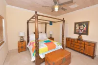 Stunning Ocean Views, First-Class Accommodation - with Pool, Deck & Solar Hotels in 