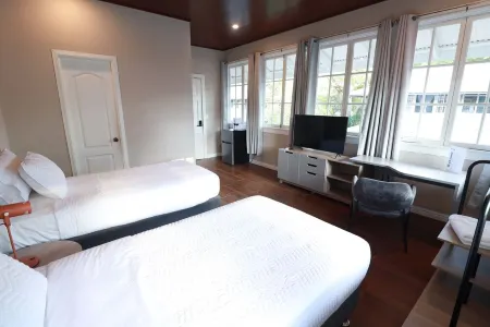 Tropical House with Historic Charm, WiFi, Private Bathrooms and Workspaces Отели рядом с достопримечательностью «Punta Culebra Nature Center»