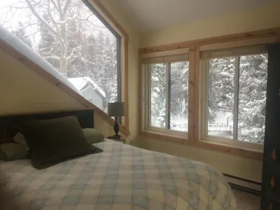 Mountain Comfort Overlooking Stream Surrounded by Evergreens on shuttle Hoteles cerca de Vail Ski Resort