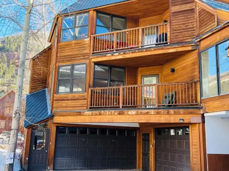 Cornet Creek Retreat - Easy Ski, River & Town Access - Semi-Private Garage