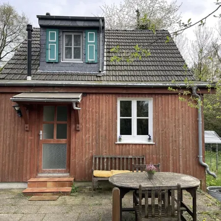 Ruhig und Idyllisch: Kleines Ferienhaus am Waldrand - S-bahn-nähe - Zentrumsnah