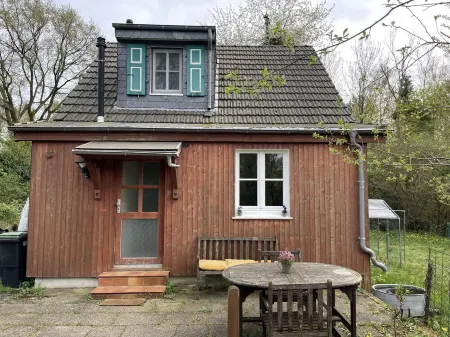 Ruhig und Idyllisch: Kleines Ferienhaus am Waldrand - S-bahn-nähe - Zentrumsnah Отели в г. Бергиш-Гладбах