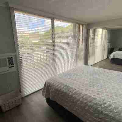 A One Bedroom Gem at the Diamond Head Beach Hotel - Queen Suite 602 Sleeps 4 Rooms