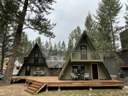 Lake Windermere Cabin |Close to Ski Hills and Hot Pools |Short walk to beach