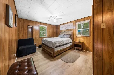Cozy Muskoka cottage Hotels near Wilsons Falls