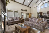 Longhorn Lodge - Private Swimming Pool & Hot Tub, Pool Table - Pet Friendly!