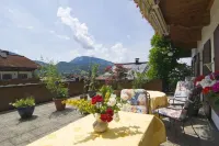 Free parking Just a 5-minute walk to the village center, the cross-country ski trail and the ski bus 라이트임윙클 호텔