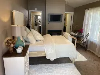 Willow Glen Hideaway - Charming Cottage with Hot Tub