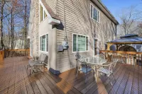 Cozy Poconos Chalet - w/Hot Tub, Sauna, & Lake Access!