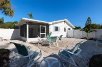 Cozy two-bedroom cottage by Nokomis Beach. Sleep 8. Caspersen Beach附近的飯店