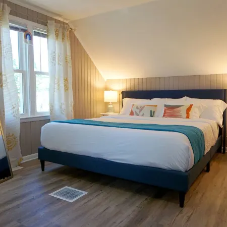 Vibrant Getaway! 2 Baths + Walk in Shower, Great Amenities & Value