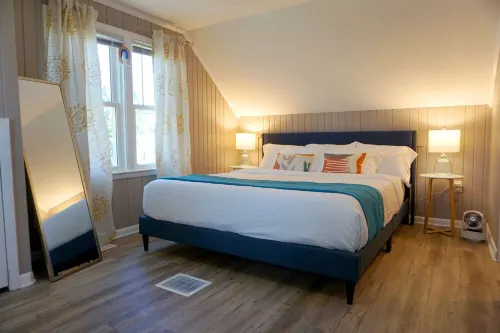 Vibrant Getaway! 2 Baths + Walk in Shower, Great Amenities & Value 시더래피즈 호텔