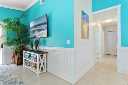 Tropical Oasis Close to Orlando Airport with FREE Heated/Chilled Pool!