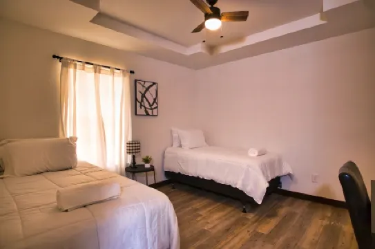 Chic & Cozy 2 bedroom/1 bathroom - RATED BEST