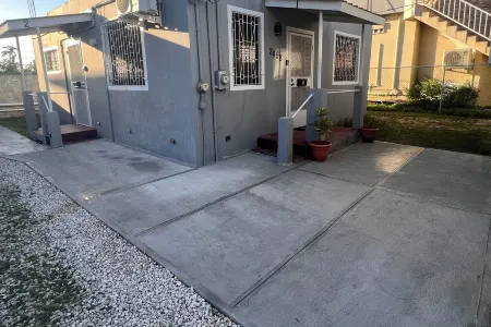 Pristine 1 Bedroom1 Bathroom Bungalow in Belize City Отели рядом с достопримечательностью «The Belize Sign Monument»