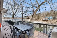 Beautiful spacious lake front home in quiet cove with dock