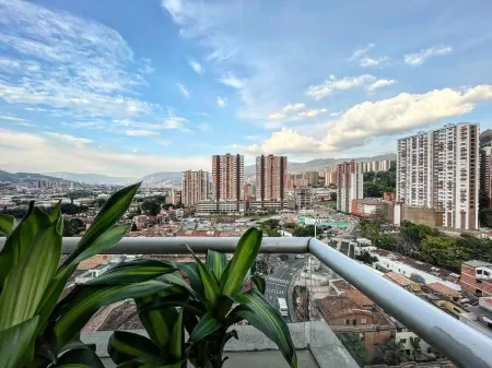 Modern Apt: By Medellín, Park, Dining, Balcony, Nightlife, WiFi & Self Check-in