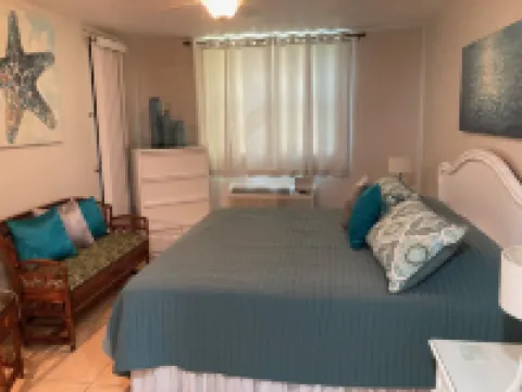 Puerto Salinas 3 bdrm fully air conditioned garden apartment, WiFi, 2 parkings