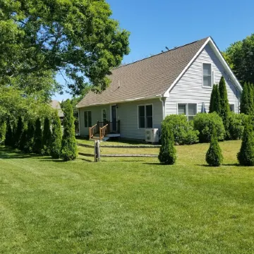 Beautiful 3 bedroom 2 bath Home / Close to Town & Beach