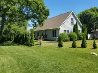 Beautiful 3 bedroom  2 bath Home / Close to Town & Beach Hôtels à : Oak Bluffs