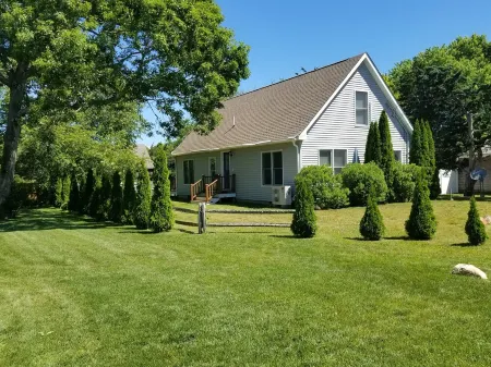 Beautiful 3 bedroom  2 bath Home / Close to Town & Beach