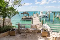 Unique waterfront Harbour Island getaway! 2 house compound with private dock!