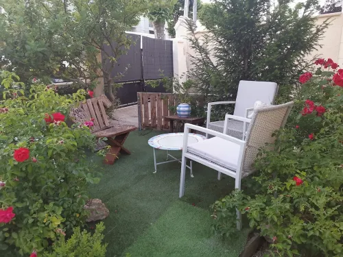 Attractive F2 souplex apartment with free PARKING, small garden and terrace Hotels in Melun