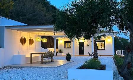 4 person vacation home with stunning sea and mountain views! Отели в г. Саялонга