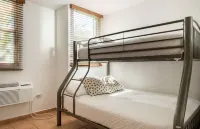 BEACH RESORT. Walk to beach+Pool+WiFi+AC+free PK