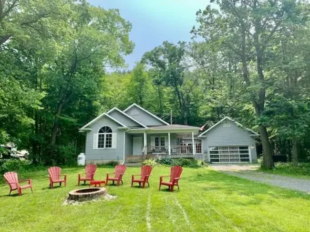 Forest Guest Suite Near Picton Centre (Pet-Friendly &Hot Tub &Park Pass)