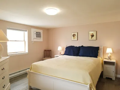 COZY MODERN & AFFORDABLE 1st floor SIC apartment ONE BLOCK from beach