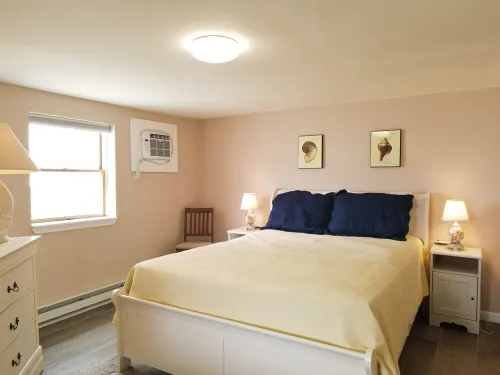 COZY MODERN & AFFORDABLE 1st floor SIC apartment ONE BLOCK from beach