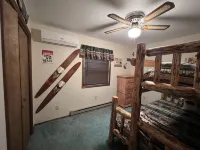 Beautiful chalet with seasonal lake views in The Hideout