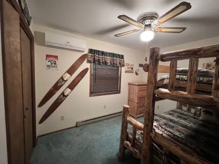 Beautiful chalet with seasonal lake views in The Hideout