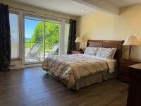 Very Relaxing 3bdr 2bth Home with Gorgeous View Hotels in Sechelt